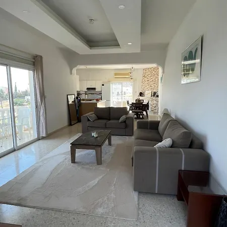 Huge Terrace In Peaceful * בורוקליני